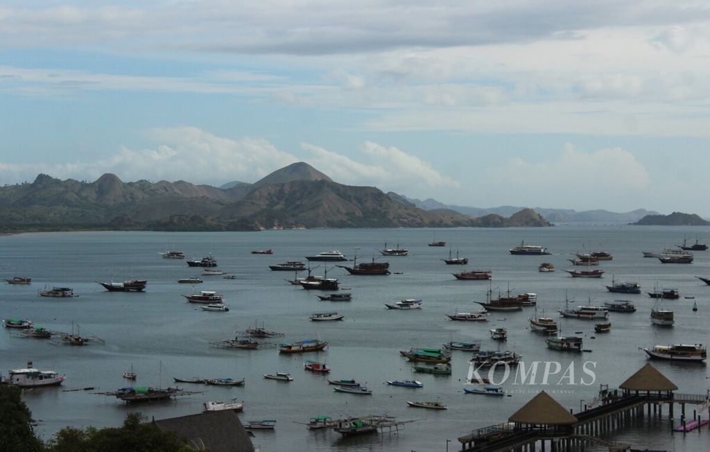 Kapal pesiar singgah di perairan Labuan Bajo, Manggarai Barat, Nusa Tenggara Timur, Jumat (24/6/2022).