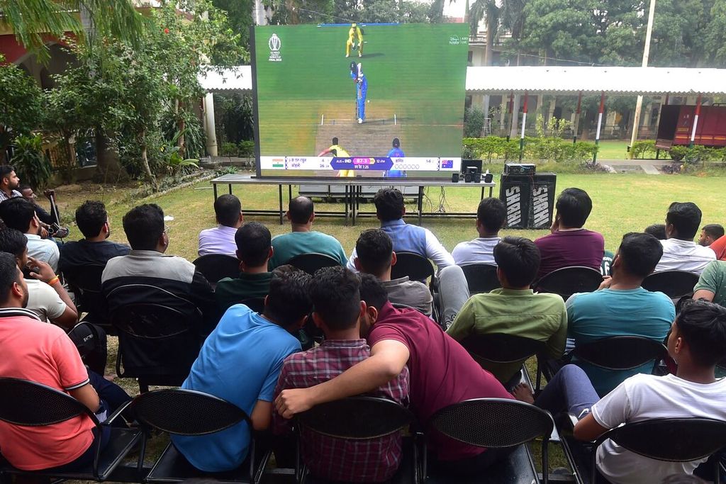 Para penggemar kriket menonton siaran langsung laga Piala Dunia Kriket 2023, partai final antara India dan Australia, yang ditayangkan pada layar lebar di Hostel PCB, Prayagraj, India, 19 November 2023. 