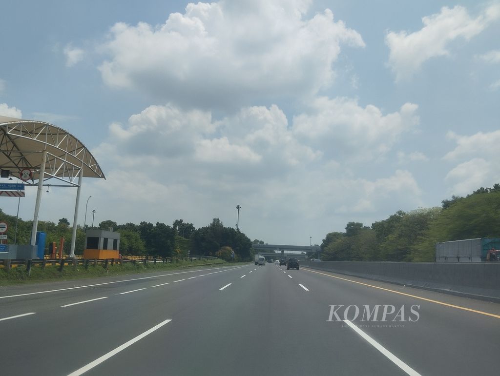 Lalu lintas di KM 72 Tol Cipali, Purwakarta, Jawa Barat, tampak lenggang, pada Selasa (16/4/2024) siang.