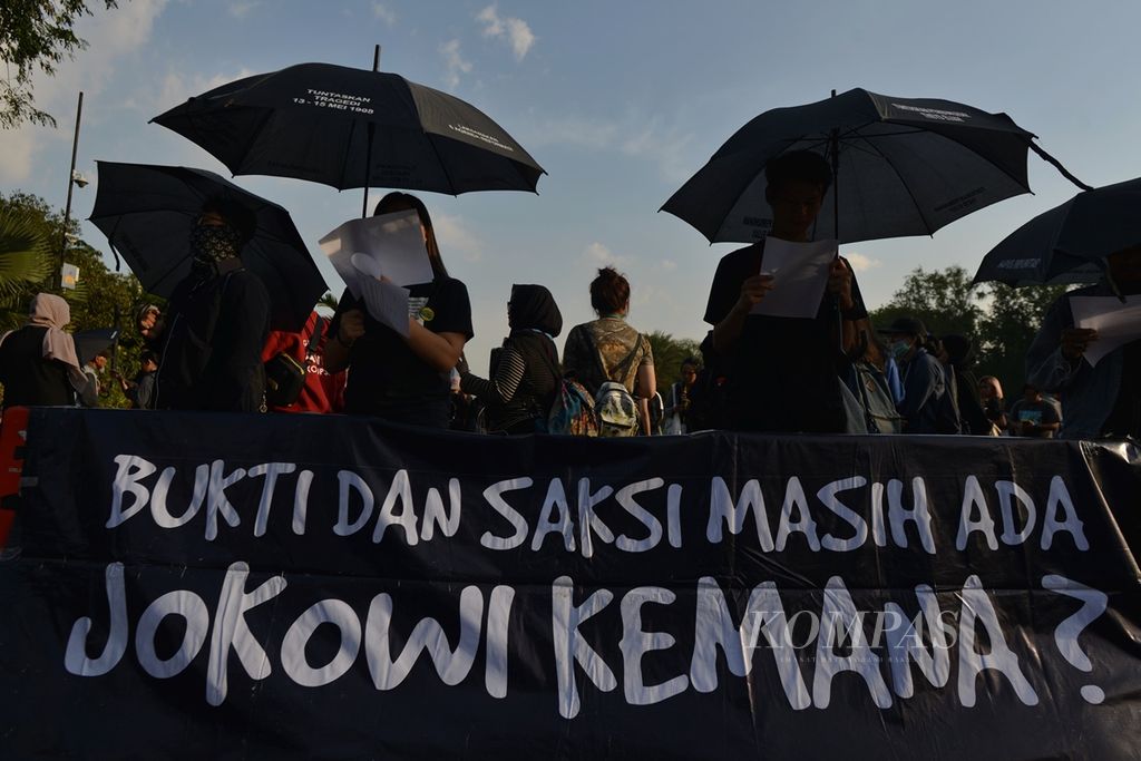 Aktivis, sukarelawan dan korban pelanggaran HAM mengikuti aksi diam Kamisan di depan Istana Merdeka, Jakarta, Kamis (3/10/2019). 