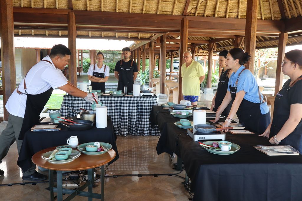 Chef I Wayan Kresna Yasa (kiri) dalam acara kelas memasak bertajuk Paon: Real Balinese Cooking di resor Amandari, Kedewatan, Ubud, Bali, Sabtu (20/5/2023) siang