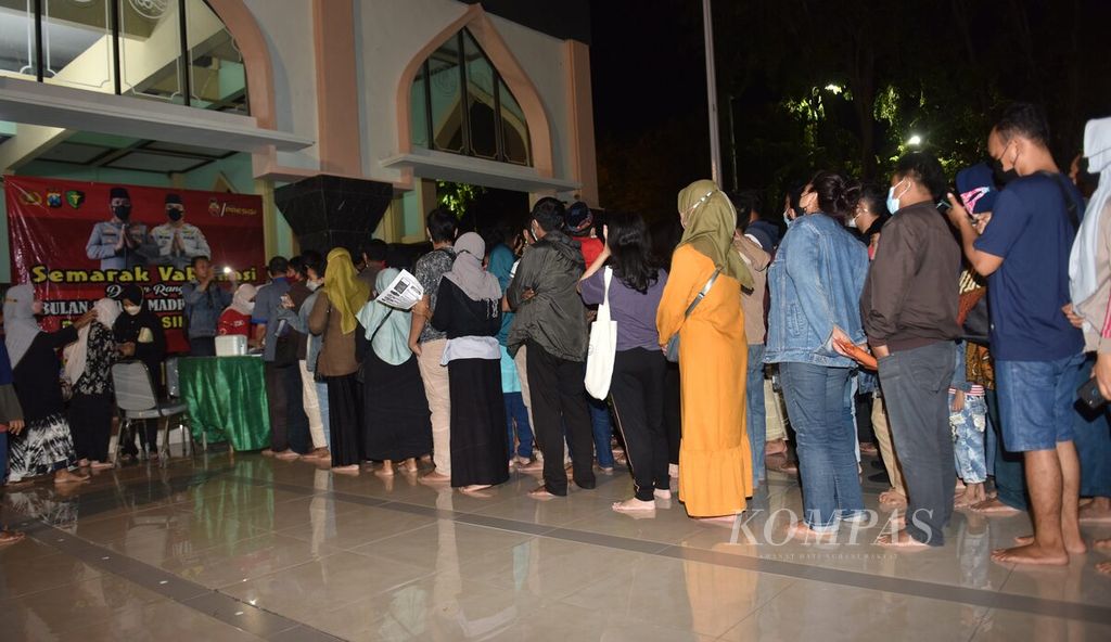 Warga antre vaksin di Masjid Agung Sidoarjo, Kabupaten Sidoarjo, Selasa (5/4/2022). Vaksinasi keliling yang diselenggarakan oleh Polresta Sidoarjo dilakukan seusai shalat Tarawih. 