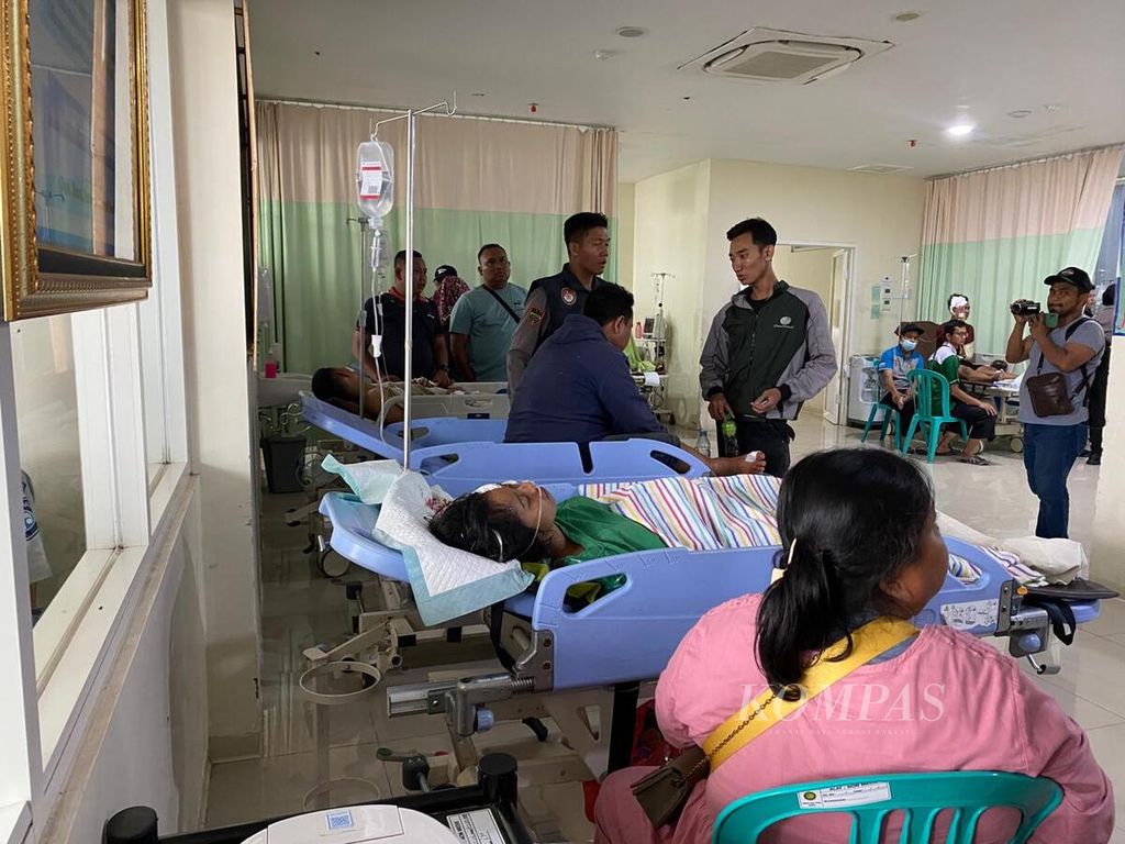 A dozen victims of the Rosalia Indah bus traffic accident are receiving treatment at the RSI Muhammadiyah Kendal, Kendal District, Central Java, on Thursday (11/4/2024). The majority of the victims are pilgrims heading to several regions in East Java.