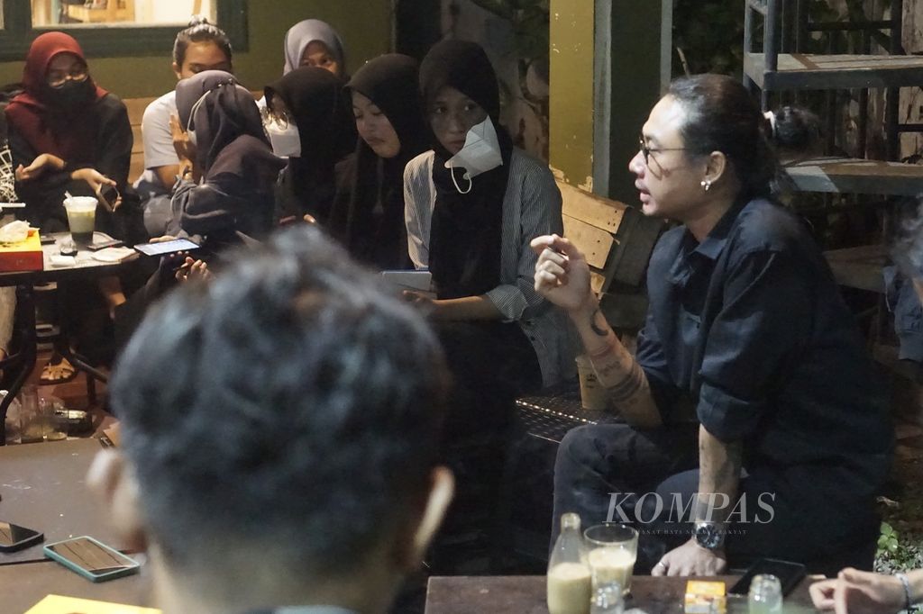 Dadang Ari Murtono (on the right) acted as the discussion initiator in a forum held at a café in Samarinda, East Kalimantan, on Monday (13/3/2023).