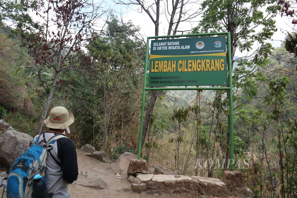 Petugas pengendali ekosistem hutan (PEH) Balai Taman Nasional Gunung Ciremai mengamati sarang elang jawa di Lembah Cilengkrang, Kabupaten Kuningan, Jawa Barat, Rabu (20/11/2019). Hasil pemantauan, dalam tiga tahun terakhir, sepasang elang jawa di dua lokasi itu tidak hanya bertelur, tetapi juga menetaskan telurnya setiap tahun.