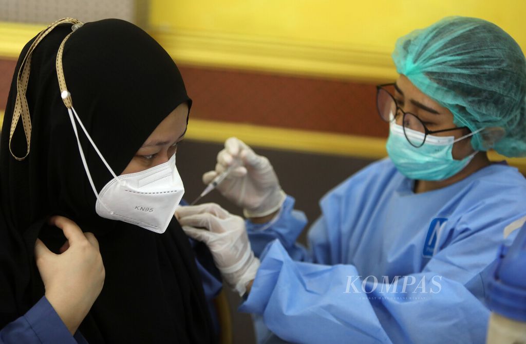 Tenaga kesehatan menerima suntikan vaksinasi penguat di sentra vaksin Gelanggang Remaja Pulogadung, Jakarta, Selasa (1/8/2022). 