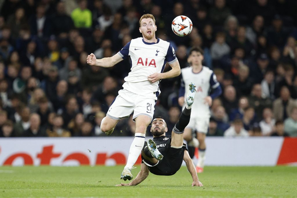 Penyerang Tottenham Hotspur, Dejan Kulusevski (kiri), berduel dengan pemain Qarabag, Elvin Cafarguliyev, pada laga fase awal Liga Europa di Stadion Tottenham Hotspur, London, Inggris, Jumat (27/9/2024) dini hari WIB. Tuan rumah Spurs menang, 3-0.