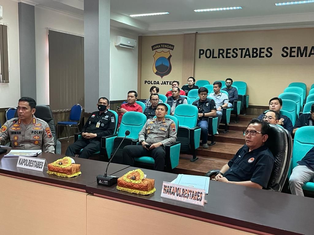Polisi menjelaskan perkembangan penyelidikan terhadap kasus pembunuhan terhadap Paulus Iwan Boedi Prasetijo (51), ASN pada Badan Pendapatan Daerah Kota Semarang, Jawa Tengah, di Kantor Polrestabes Semarang, Jateng, Kamis (29/9/2022). 