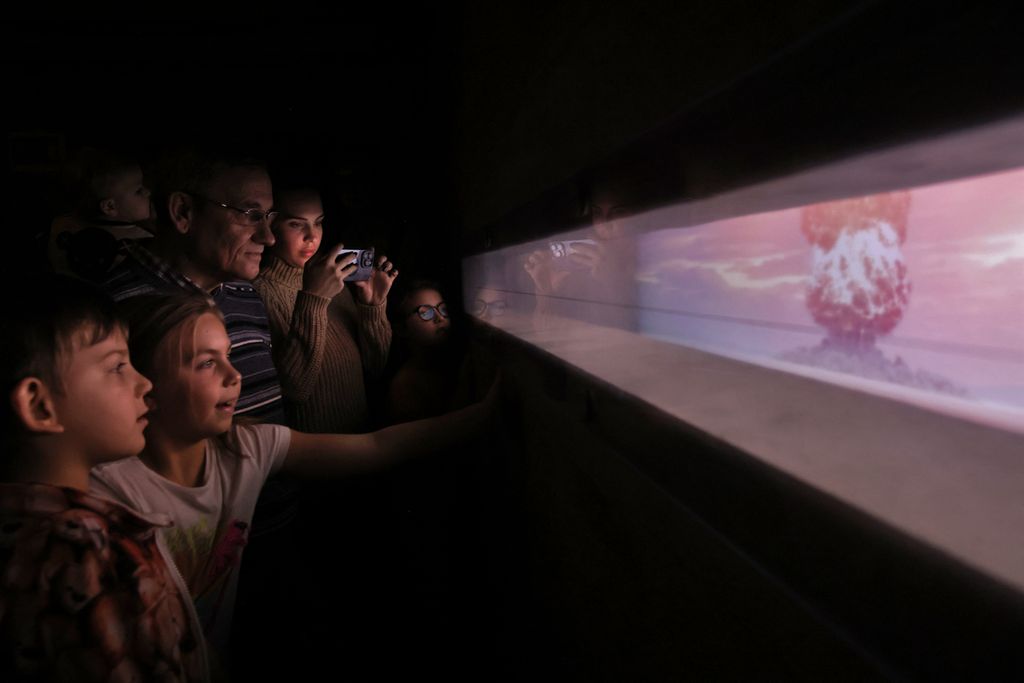 Pengunjung Paviliun Atom menyaksikan video bom atom di Moskwa, Rusia, Sabtu (4/11/2023).