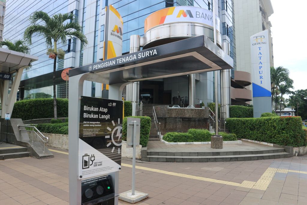 Stasiun pengisian daya bertenaga surya di Transit Oriented Development atau TOD Stasiun MRT Dukuh Atas BNI, Jakarta Pusat, Jumat (11/11/2022). 