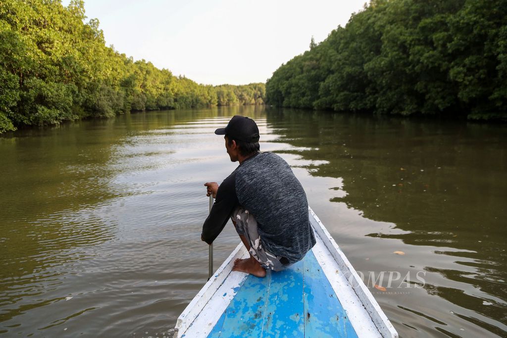 Pemandu wisata mendayung perahu di Teluk Balikpapan, Balikpapan Utara, Kota Balikpapan, Kalimantan Timur, Selasa (31/10/2023).