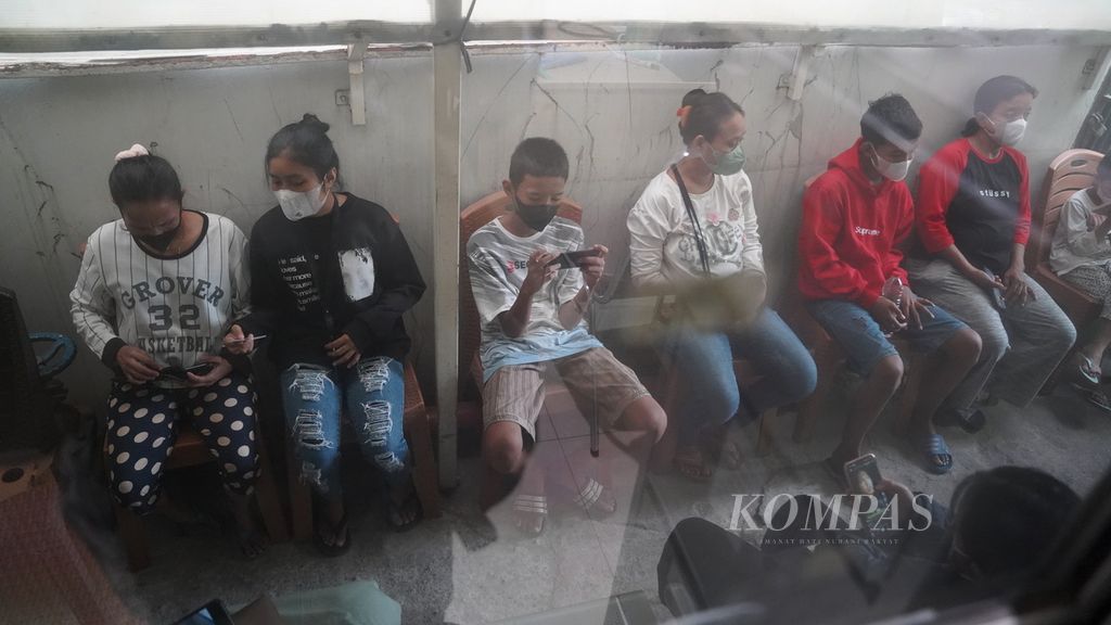 Pasien dengan gejala batuk dan sesak antre memeriksakan diri di poliklinik batuk dan infeksi saluran pernapasan akut di Puskesmas Kecamatan Cilincing, Jakarta Utara, Selasa (22/8/2023).