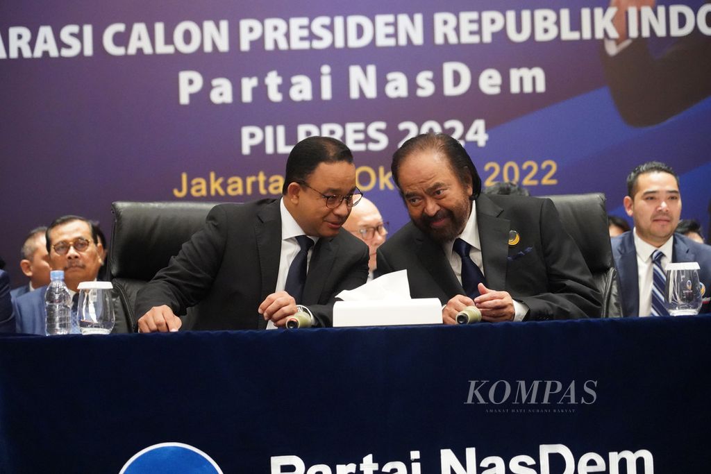 Ketua Umum Partai Nadem Surya Paloh (kanan depan) dan Gubernur DKI Jakarta Anies Baswedan (kiri depan) saat acara pengumuman bakal calon presiden Pemilu 2024 yang diusung Partai Nasional Demokrat (Nasdem) di Nasdem Tower, Jakarta, Senin (3/10/2022).  