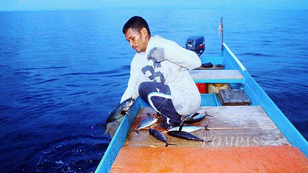 Yadi Bustan (42), nelayan asal Desa Kawa, Kecamatan Seram Barat, Kabupaten Seram Bagian Barat, Maluku, memancing anak tuna dan cakalang di Laut Seram, sekitar 22 mil laut (40,74 kilometer) dari Kawa,  Sabtu (14/1). Nelayan lokal di daerah itu minim sarana prasarana perikanan.