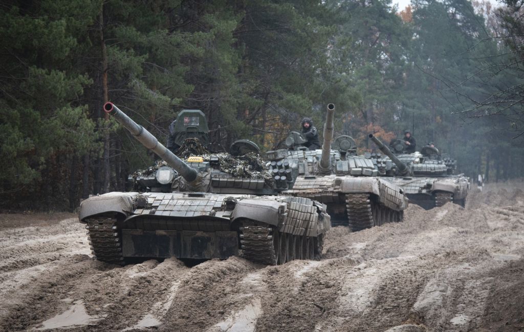 Tentara Ukraina di atas tank T-72 mengadakan pelatihan militer di dekat perbatasan Ukraina-Belarus dekat Chernihiv, Ukraina, 28 Oktober 2022. 