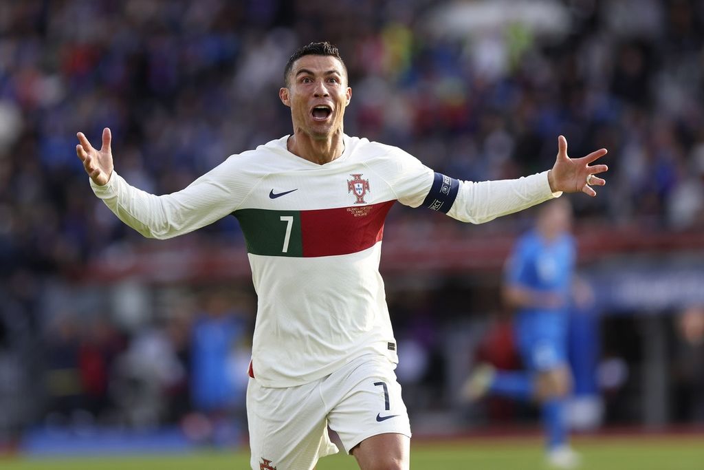 Pemain Portugal Cristiano Ronaldo merayakan golnya ke gawang Eslandia pada laga kualifikasi Piala Eropa Grup J di Reykjavik, Eslandia, Rabu (21/6/2023) dini hari WIB. Portugal menang 1-0 pada laga itu.