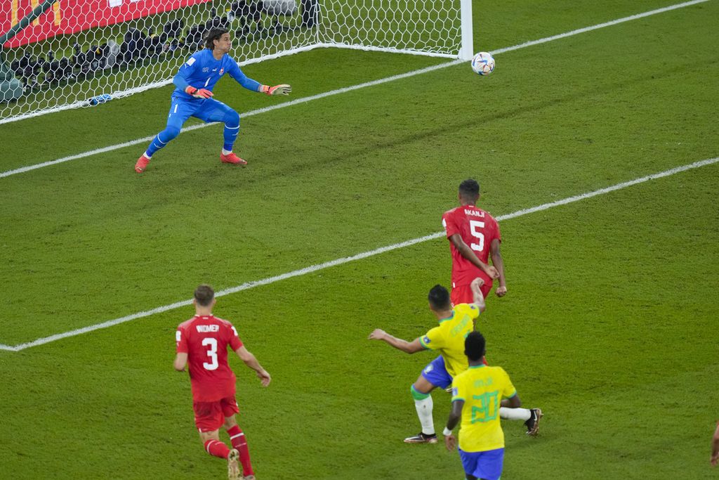 Gelandang bertahan Brasil, Casemiro, saat mencetak gol kemenangan 1-0 atas Swiss di penyisihan Grup G Piala Dunia Qatar di Stadion 974, Doha, Senin (28/11/2022). Kemenangan 1-0 atas Swiss membawa Brasil ke babak 16 besar.