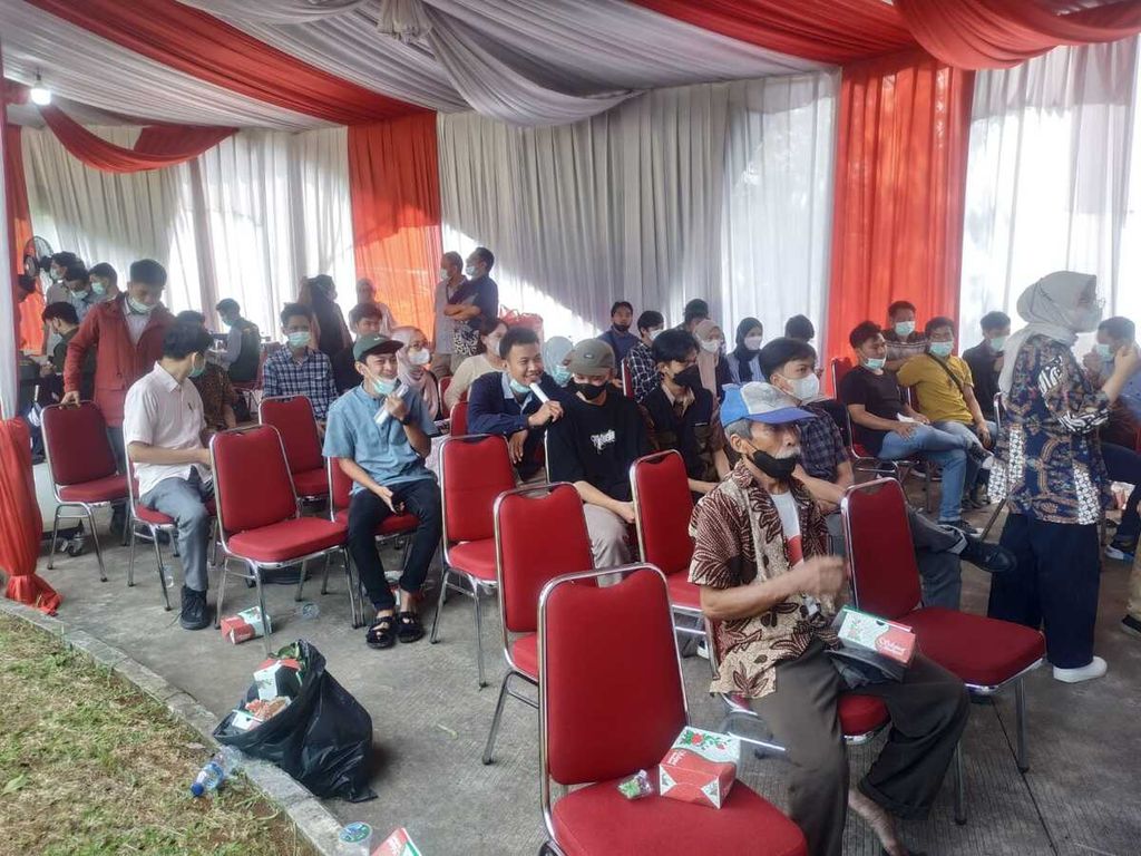 Sebanyak 430 warga mengikuti vaksinasi massal di dalam gedung PT Biotis, Gunung Sindur, Kabupaten Bogor, Jawa Barat, Selasa (30/5/2023).