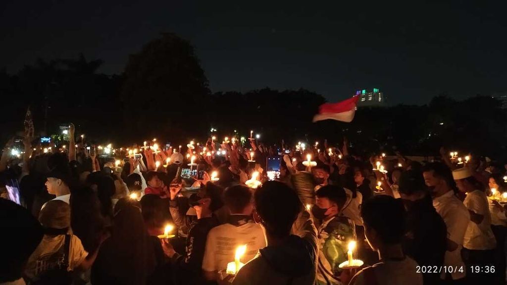 Suasana doa bersama yang digelar Pemerintah Kota Surabaya untuk korban tragedi Kanjuruhan, di Taman Surya, Surabaya, Jawa Timur, Selasa (4/10/2022) malam.