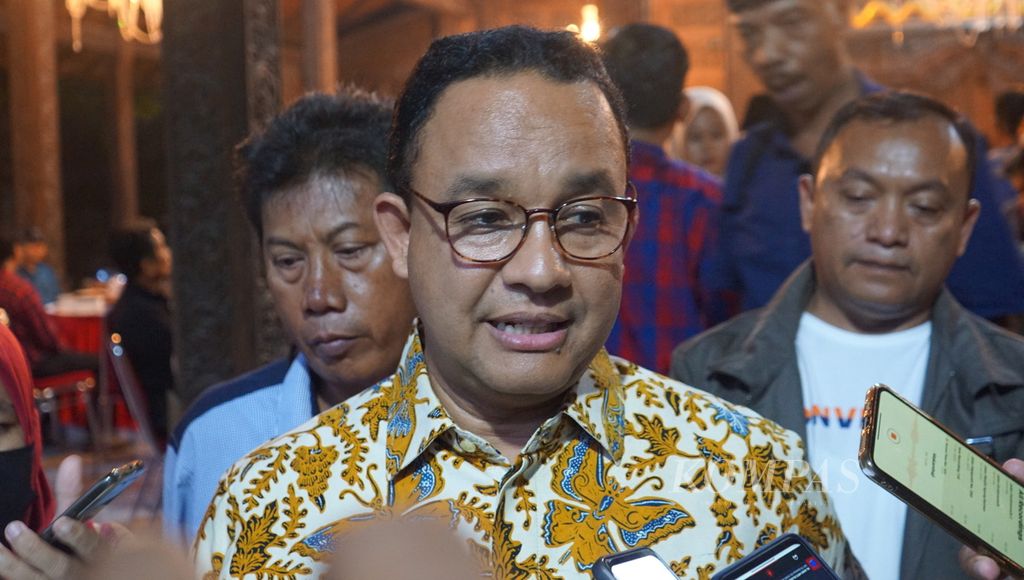 Anies Baswedan saat diwawancara wartawan setelah menghadiri diskusi budaya sewaktu menemui para dalang di Kabupaten Sukoharjo, Jawa Tengah, Rabu (1/2/2023).
