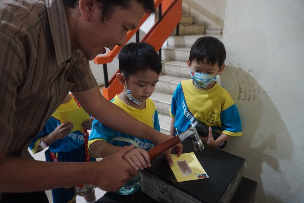 Anak-anak TK Santo Yosep mengecap amplop saat berkunjung ke Kantor Pos Purwokerto di Kabupaten Banyumas, Jawa Tengah, Kamis (2/3/2023).