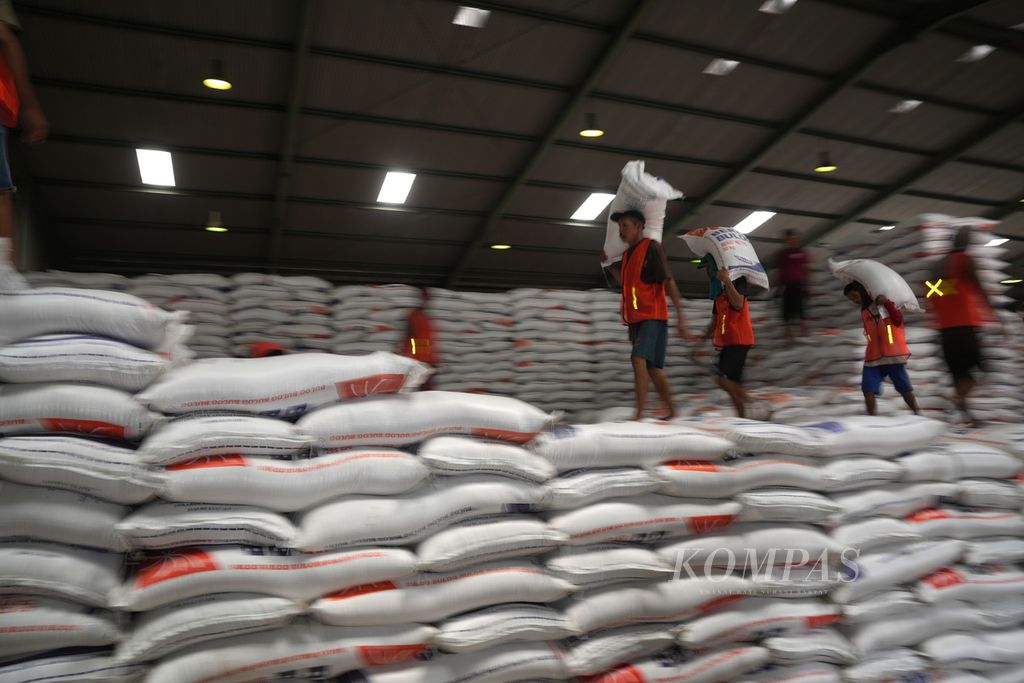Pekerja mengangkut karung beras di kawasan pergudangan modern Perum Bulog, Sunter Timur, Kelapa Gading, Jakarta Utara, Sabtu (30/12/2023). Perum Bulog mendatangkan teknologi mesin Rice to Rice (RtR) untuk memastikan ketersediaan, kualitas, dan mutu beras semakin baik. Stok beras yang dikuasai Perum Bulog saat ini sebanyak 1,15 juta ton dan ditambah dengan stok beras impor dalam perjalanan sehingga jumlahnya sangat aman dan mampu menjaga stabilitas harga di 2024.