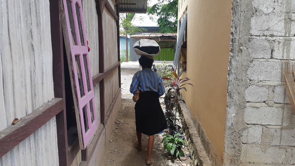 Seorang penjual sayur berjalan kaki menembus permukiman warga di Betun, ibu kota Kabupaten Malaka, Nusa Tenggara Timur, pada Kamis (8/10/2020). Banyak perempuan di daerah itu bekerja keras untuk ekonomi keluarga.
