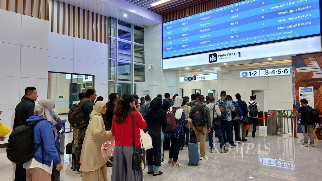 Antrean penumpang kereta cepat Whoosh di Stasiun Halim, Jakarta Timur, Rabu (3/4/2024)