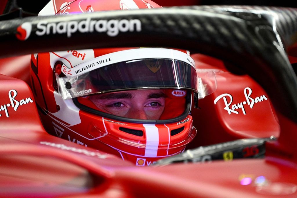 Pebalap Ferrari Charles Leclerc bersiap jelang sesi latihan bebas pertama Grand Prix Formula 1 Spanyol di Circuit de Catalunya, Montmelo, luar kota Barcelona, Jumat (20/5/2022). Leclerc mencatat waktur tercepat pada sesi latihan bebas pertama dan kedua. 