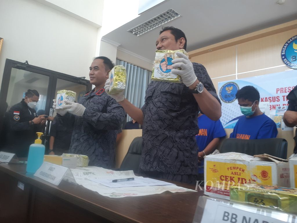 BNN Sumatera Selatan mengungkap peredaran 5 kilogram narkoba jenis sabu, Selasa (4/10/2022). Untuk mengelabui petugas, tersangka membungkus sabu dengan kemasan pempek