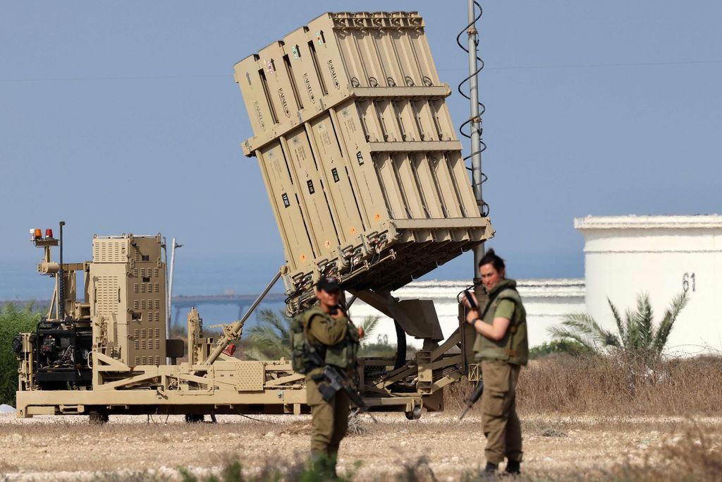 Tentara Israel berdiri di dekat baterai sistem rudal pertahanan Iron Dome, yang dirancang untuk menangkis dan menghancurkan serangan roket-roket jarak pendek dan tembakan artileri, di Ashkelon, Israel selatan, Sabtu (6/8/2022). 