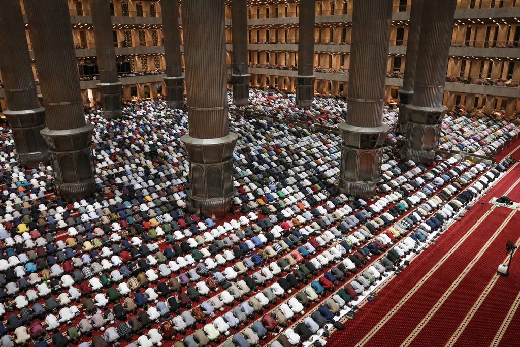The first tarawih prayer at the Istiqlal Mosque, Jakarta, Wednesday (22/3/2023). The government has set 1 Ramadhan 1444 H to fall on March 23, 2023.