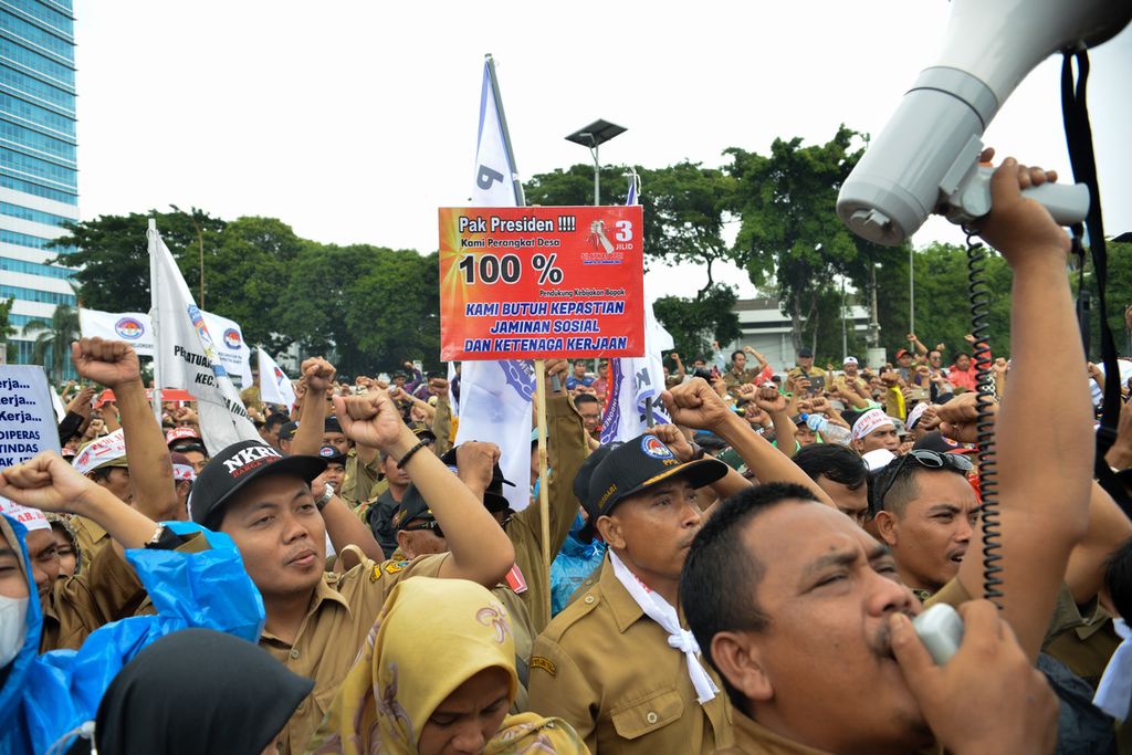 Salah satu spanduk tuntutan yang dibawa massa aksi saat demo di depan Gedung DPR, Jakarta, Rabu (25/1/2023). 