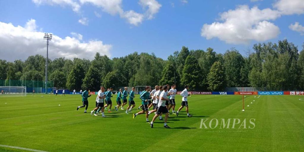 Para pemain Jerman berlatih menghadapi Piala Dunia Rusia 2018 di kawasan Akademi CSKS Moskwa di Vatutinki, Rusia, Rabu (13/6/2018). Saat itu, Jerman masih dilatih Joachim Loew.