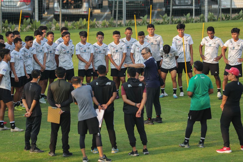 Para pemain tim Indonesia U-17 mendengarkan instruksi pelatih dalam sesi latihan di Lapangan Sepak Bola A Senayan, kompleks Stadion Gelora Bung Karno, Jakarta, Sabtu (16/9/2023). Tim Indonesia U-17 melakukan latihan menjelang pemusatan pelatihan intensif dan laga uji coba di Jerman pada 18 September hingga 24 Oktober 2023.