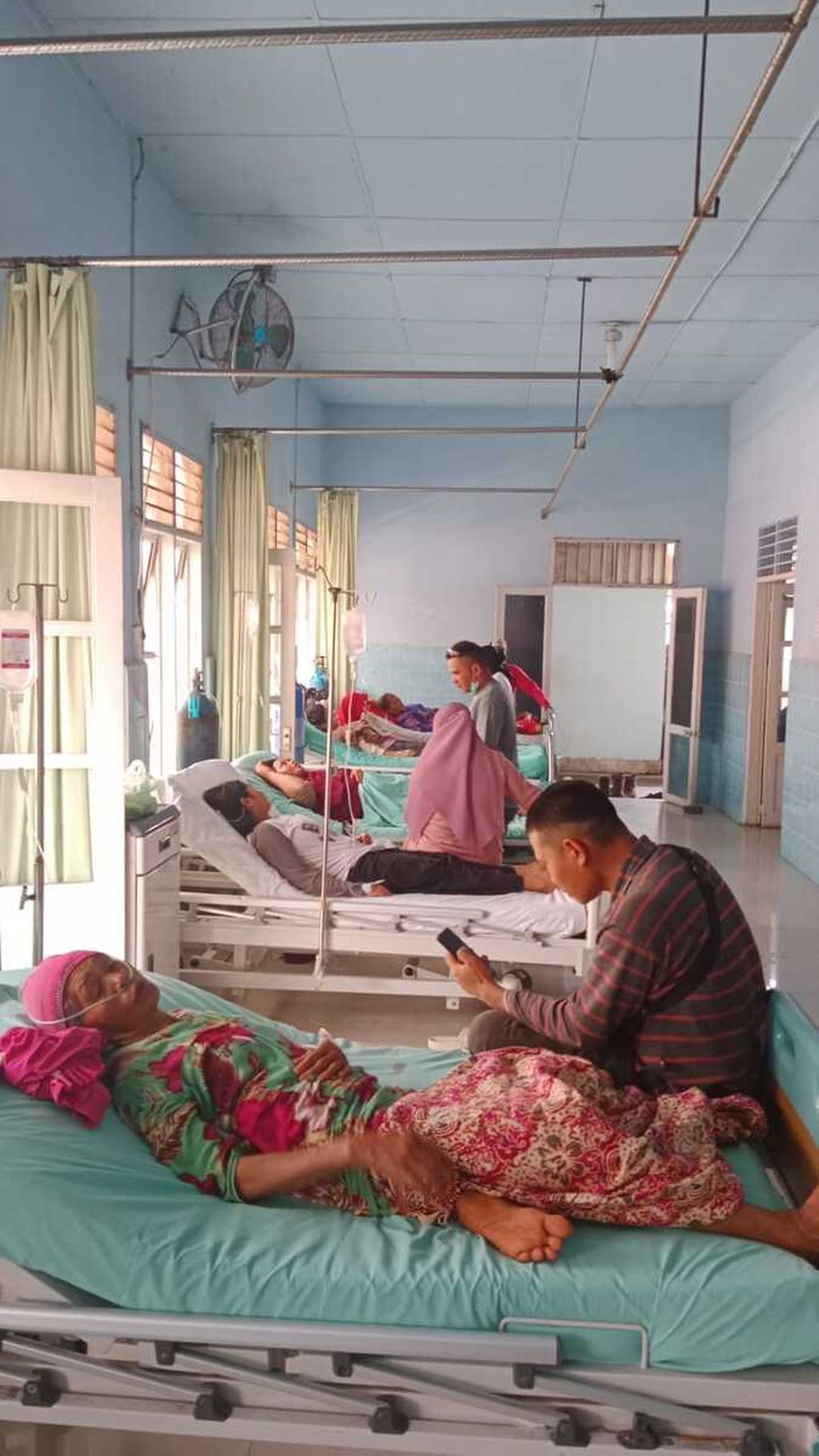 Para korban kebocoran gas di PLTP Sorik Marapi, Kabupaten Mandailing Natal, Sumatera Utara, dirawat di RSUD Panyabungan, Senin (25/4/2022).