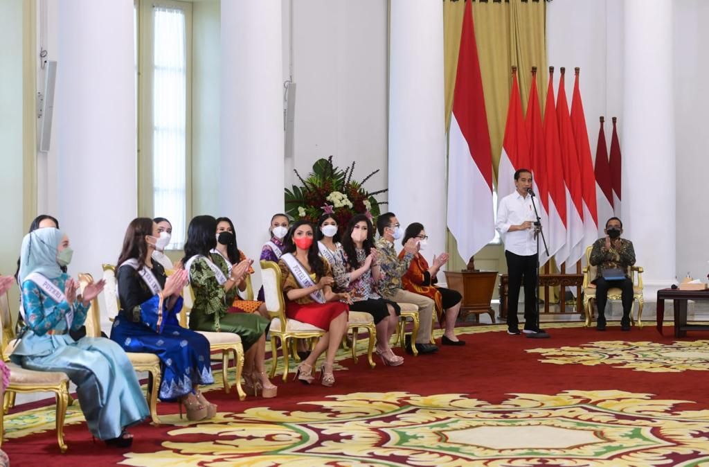 Presiden Joko Widodo menerima kunjungan para finalis Puteri Indonesia tahun 2022 beserta pemenang Puteri Indonesia tahun 2020 di Istana Kepresidenan Bogor, Jawa Barat, Rabu (23/2/2022).