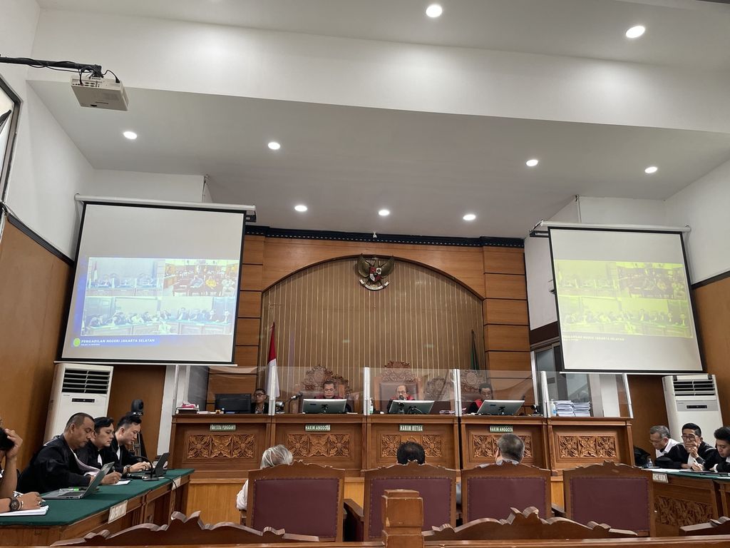 Suasana persidangan perintangan penyidikan perkara pembunuhan berencana Brigadir J atau Nofriansyah Yosua Hutabarat dengan agenda mendengarkan keterangan ahli yang dihadirkan tim penasihat hukum terdakwa Hendra Kurniawan dan Agus Nurpatria, di Pengadilan Negeri Jakarta Selatan, Kamis (19/1/2023).