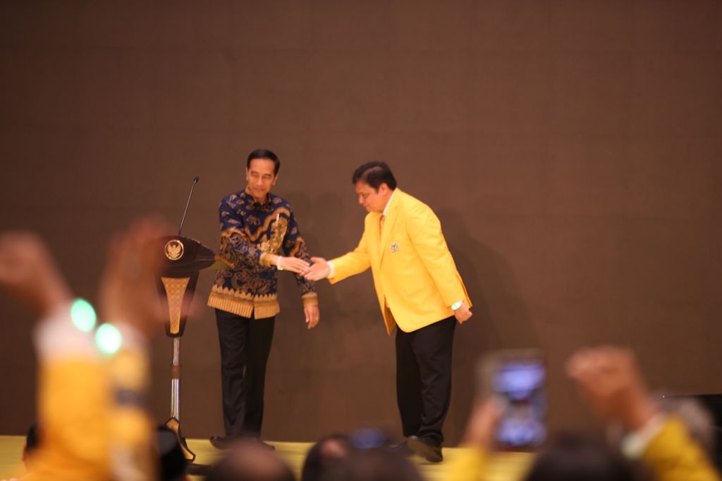Presiden Joko Widodo didampingi Ketua Umum Partai Golkar Airlangga Hartato menghadiri perayaan hari ulang tahun partai Golkar ke-55 di Jakarta, Rabu (6/11/2019). 
