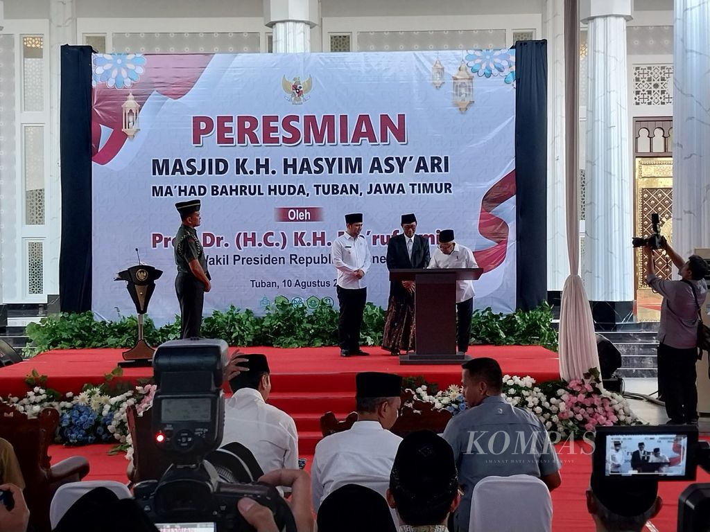 Wakil Presiden Ma'ruf Amin saat menandatangani prasasti peresmian Masjid KH Hasyim Asy'ari di Ma'had Bahrul Huda, Tuban, Jawa Timur, Kamis (10/8/2023).