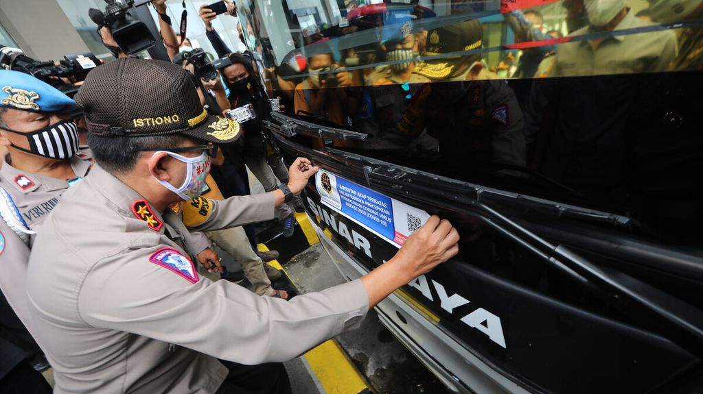Kakorlantas Polri Irjen Pol Istiono menempelkan stiker khusus angkutan terbatas dalam rangka percepatan penanganan Covid-19 pada kaca depan bus antar kota antar provinsi (AKAP) di Terminal Pulogebang, Jakarta Timur, Sabtu (9/5/2020).