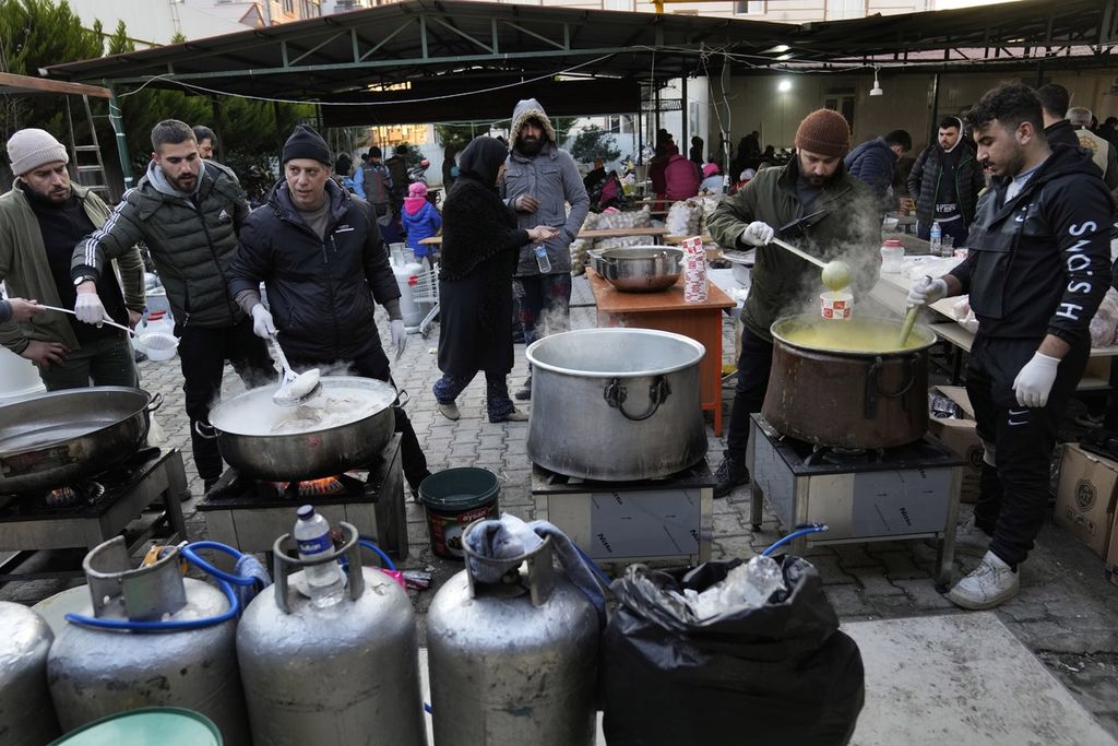 Relawan memasak untuk warga Suriah di tempat penampungan di Antakya, Turki, Jumat (10/2/2023). 