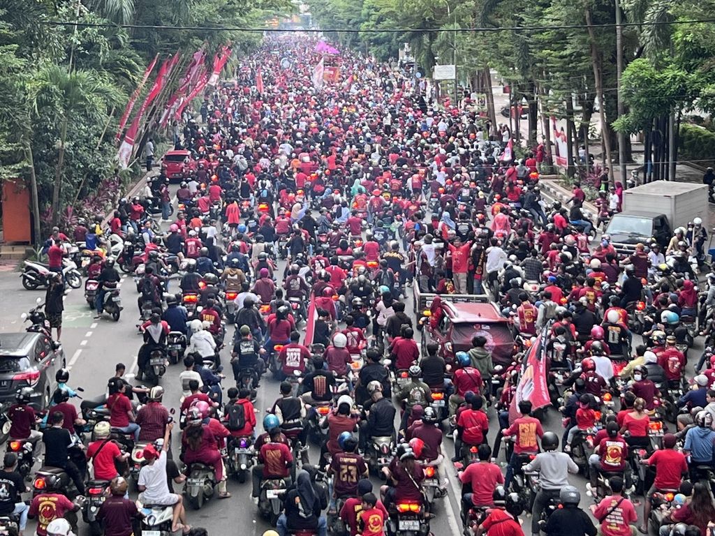 Ribuan suporter PSM Makassar berkonvoi merayakan kemenangan tim berjuluk "Juku Eja" ini, Senin (17/4/2023) sore.