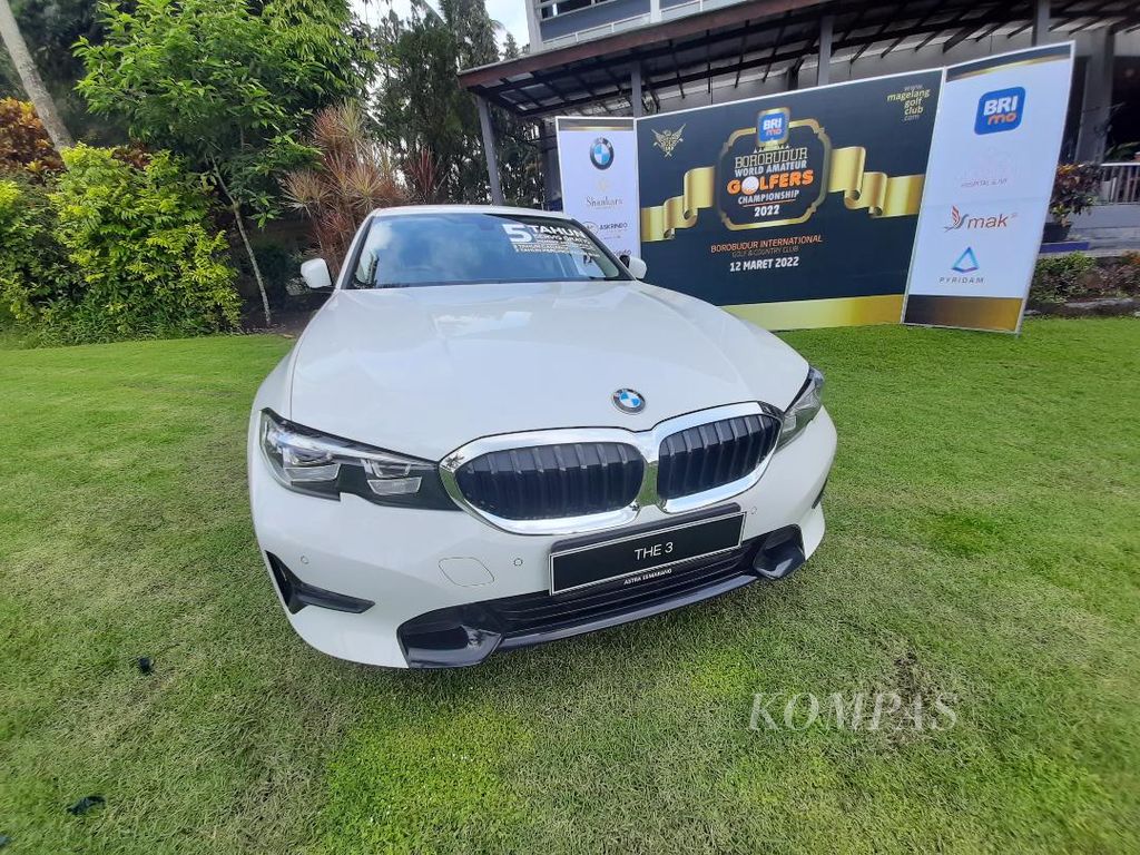 Salah satu mobil mewah yang disiapkan sebagai hadiah untuk juara <i>hole in one</i> dalam Borobudur World Amateur Golfers Championship (BWAGC), Sabtu (12/3/2022).