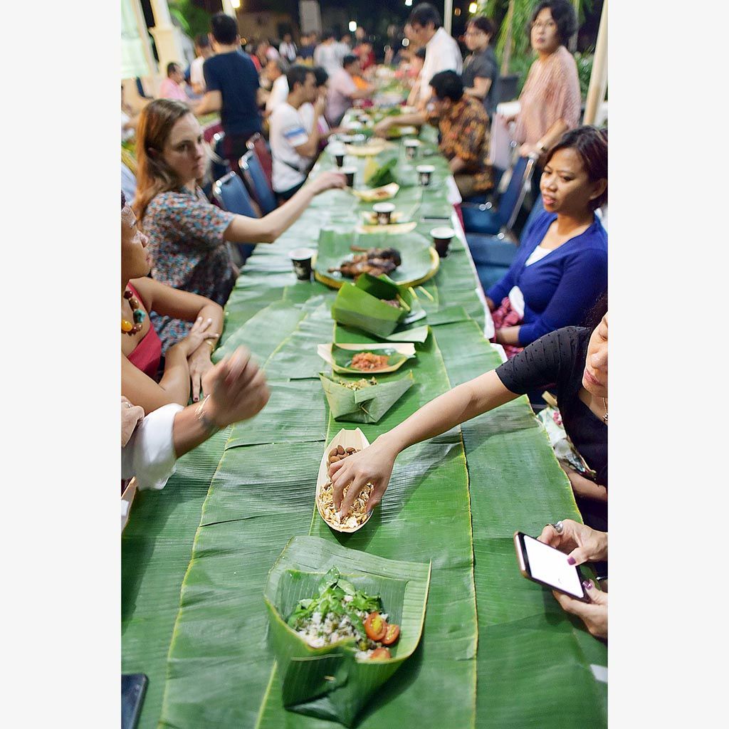 Suasana perjamuan bua\' behin di Museum Tekstil, Jakarta, Minggu  (19/11).