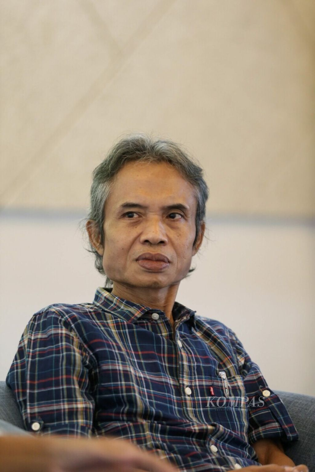 Sastrawan Joko Pinurbo saat berkunjung ke Redaksi <i>Kompas</i> di Jakarta pada 28 Juni 2019. 