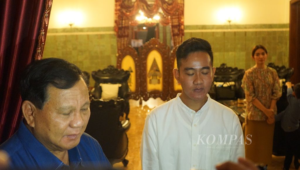 Menteri Pertahanan Prabowo Subianto (kiri) saat diwawancarai wartawan bersama Wali Kota Surakarta Gibran Rakabuming Raka (kanan) setelah makan malam bersama, di Loji Gandrung, Kota Surakarta, Jawa Tengah, Selasa (24/1/2023).