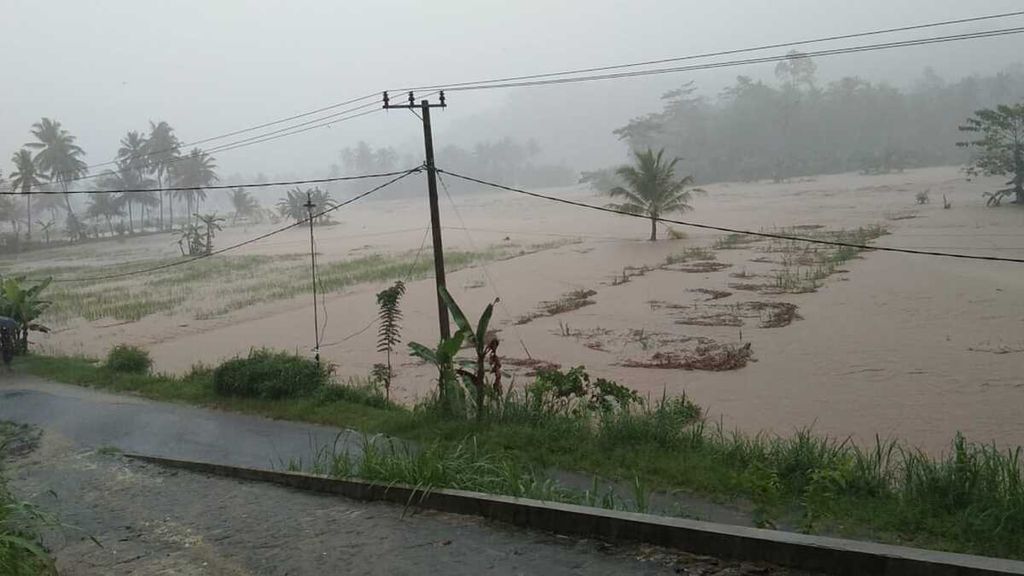 Suasana banjir di Desa Kedungbanteng, Kecamatan Sumbermanjing Wetan, Kabupaten Malang, Jawa Timur, Sabtu (15/10/2022) pagi. Jalan dan halaman terendam air.