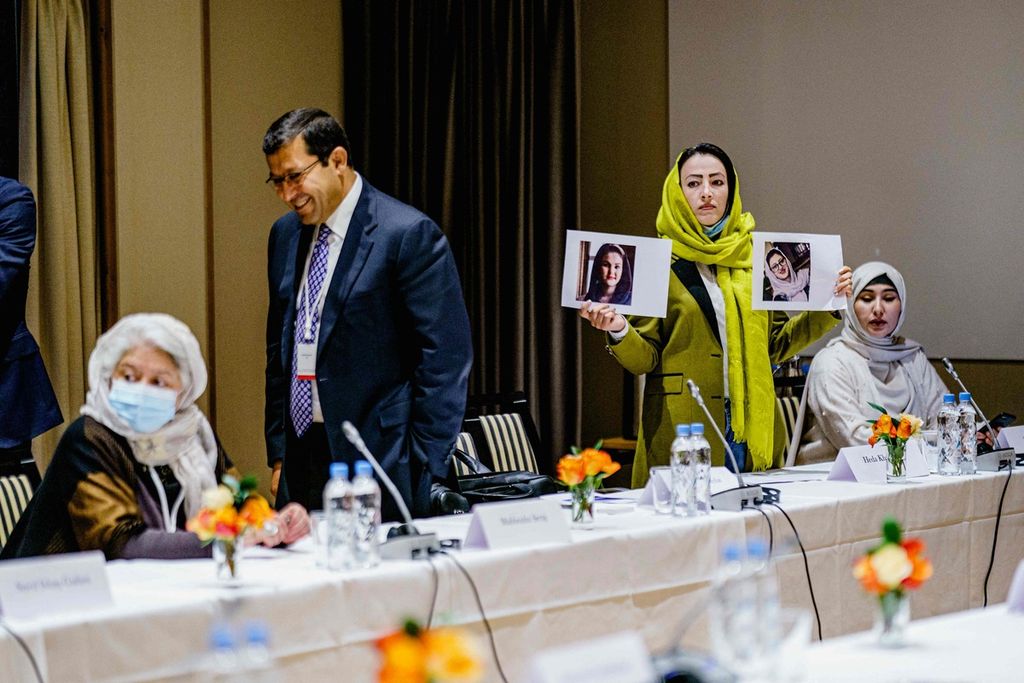 (Dari kiri ke kanan) Mahbouba Seraj dari Jaringan Perempuan Afghanistan, serta Ismail Ghazanfar dan Heda Khamoush menghadiri pertemuan dengan para utusan khusus internasional dan perwakilan Afghanistan di Oslo. Norwegia, 24 Januari 2022. 