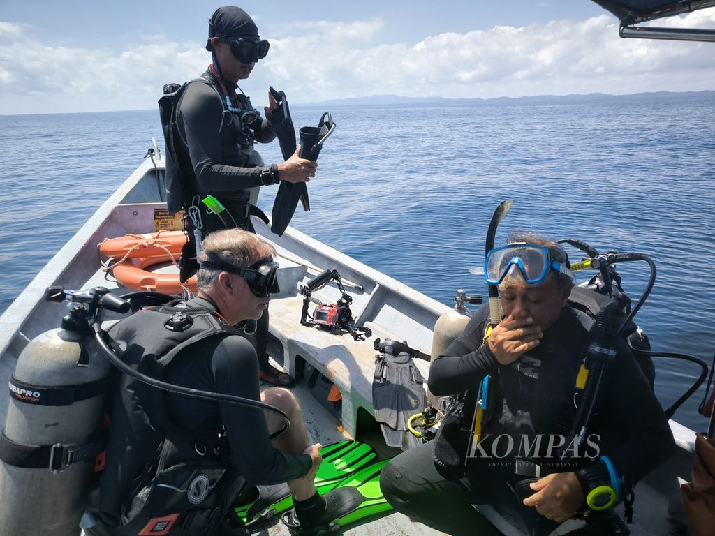 Jimmy Yong, pemandu selam dari Miri Diver (berdiri di tengah), bersama kedua penyelam lain bersiap menyelam di salah satu titik selam di Taman National Miri-Sibuti, Sarawak, Malaysia, Sabtu (27/4/2024).